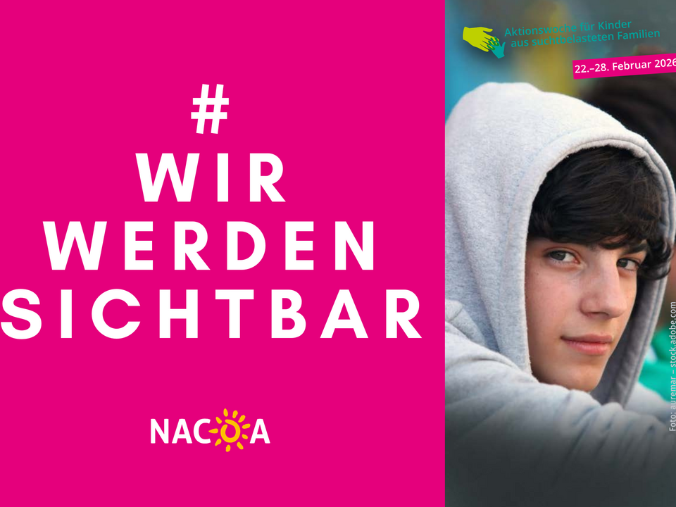 Auf pinkem Untergrund steht in weißer Schrift "Wir werden sichtbar", darunter das NACOA Logo. Rechts ist ein junger Mensch mit dunklem Haar abgebildet, der einen grauen Hoodie trägt.