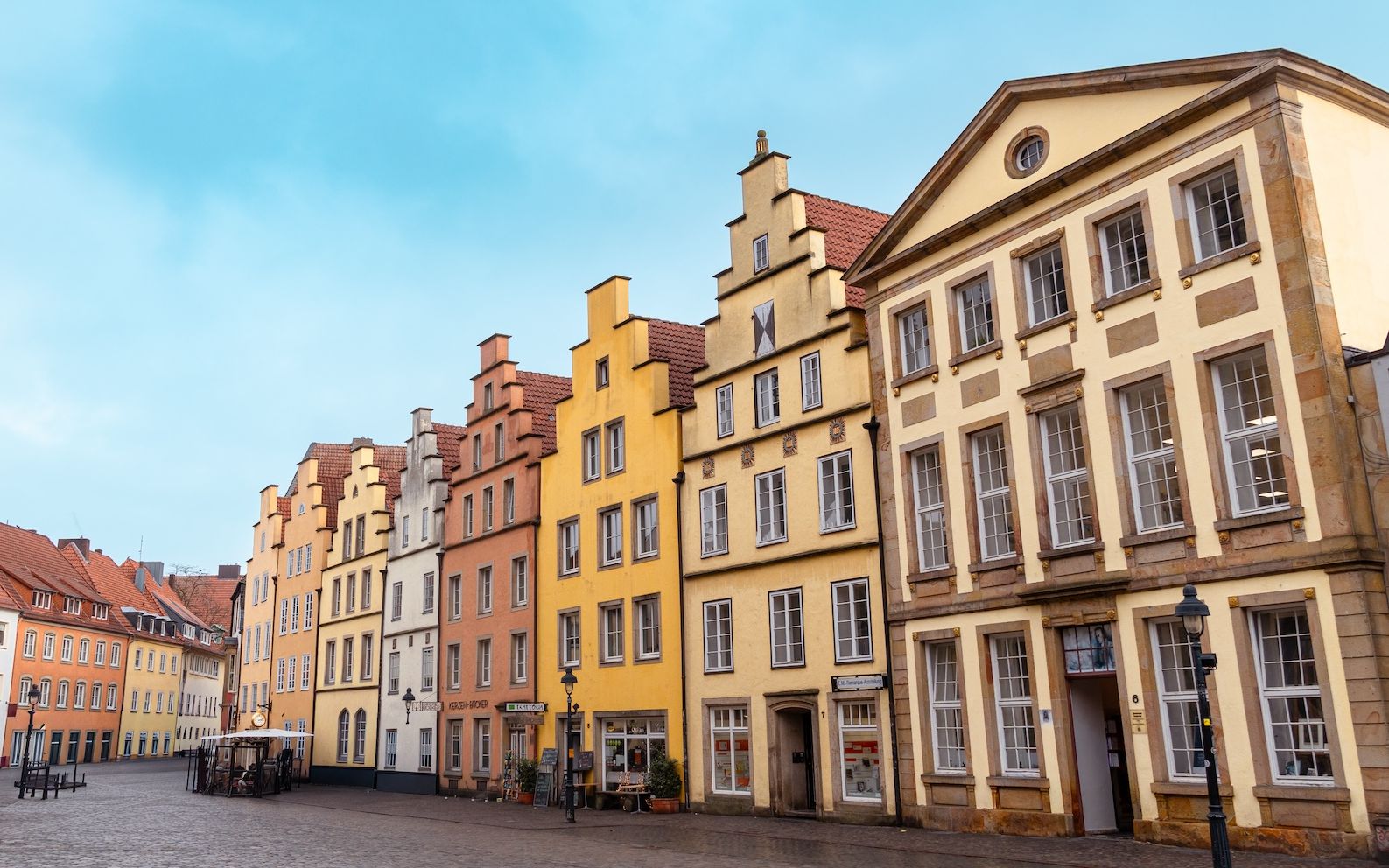 Bunte Fassaden der Häuser am Rathausplatz in der Osnabrücker Altstadt.