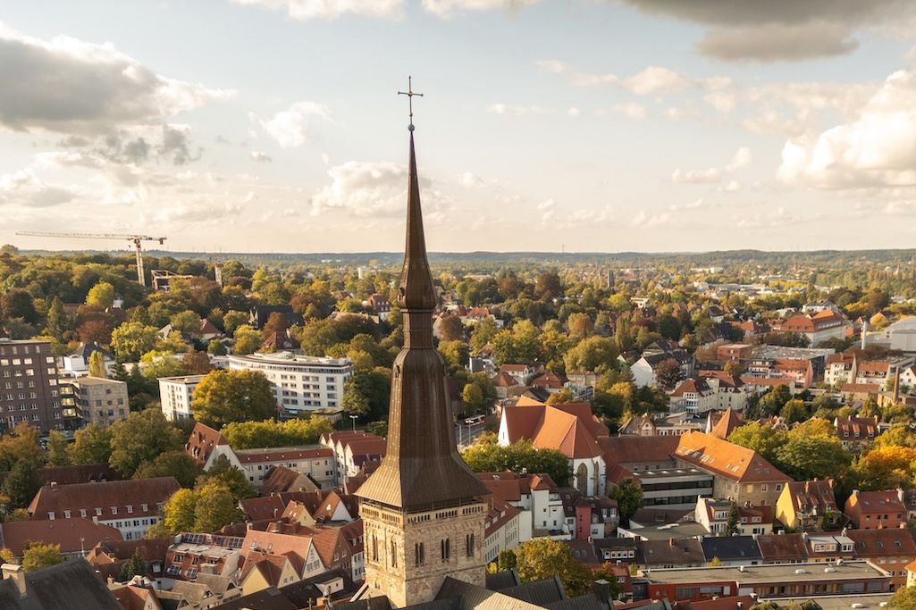 Luftbild: Blick auf den Rathausplatz und umliegende Häuser im Sonnenschein