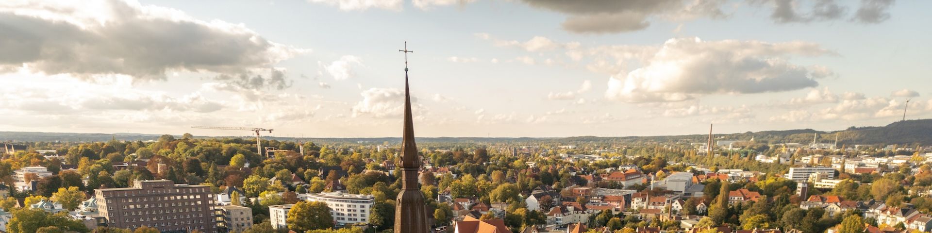 Luftbild: Blick auf den Rathausplatz und umliegende Häuser im Sonnenschein